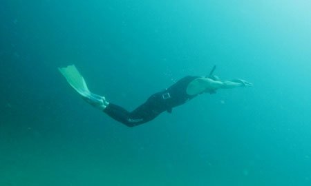 cancer patient ken swimming with monofin