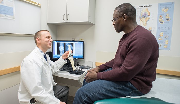 knee replacement patient warren pettaway talking to his doctor