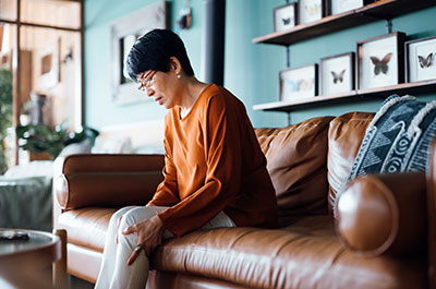woman with knee pain