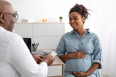 pregnant patient talking to doctor