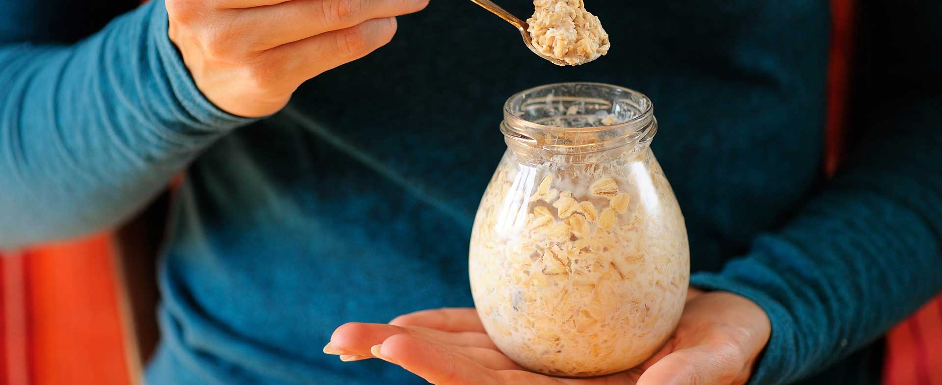 eating overnight oats from a jar 1140x570