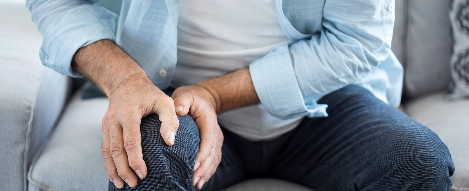 man with knee pain