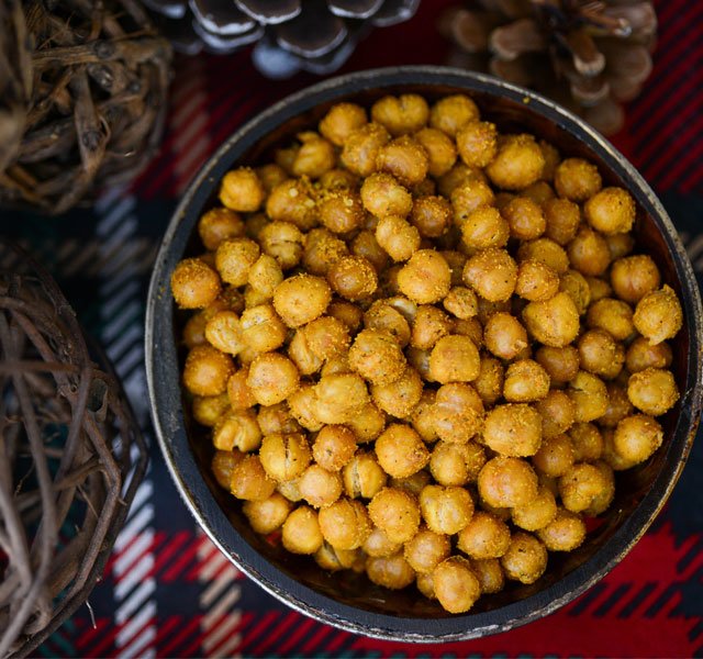 spicy garlic and turmeric roasted chickpeas
