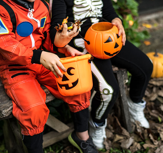 kids eating halloween candy