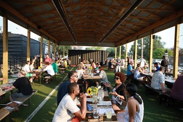 People dining at Batch Brewing