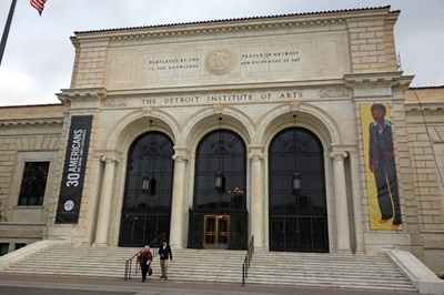 Front view of the exterior of Detroit Institute of Art