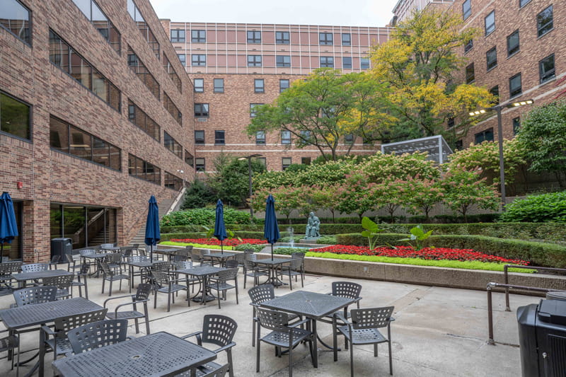 Outdoor seating in the courtyard at Henry Ford St. John Hospital