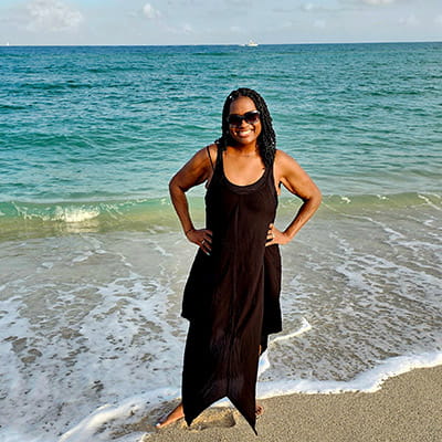Digestive patient Kathy on the beach