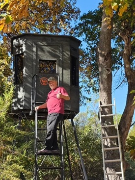 vascular patient Jeff climbing his deer stand for hunting after carotid artery surgeries