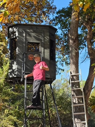vascular patient Jeff climbing his deer stand for hunting after carotid artery surgeries